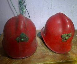 İtfaiyeci Kaskı,  1930/40 larda Kullanılmış,  Kaskların ikisinin  içinde isimler yazılı,  bakalit türü sert plâstik, kokart pirinç,  ense koruması deri..2 adet fiyatı.