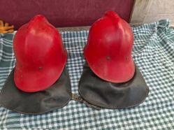 İtfaiyeci Kaskı,  1930/40 larda Kullanılmış,  Kaskların ikisinin  içinde isimler yazılı,  bakalit türü sert plâstik, kokart pirinç,  ense koruması deri..2 adet fiyatı.