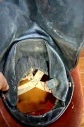 İtfaiyeci Kaskı,  1930/40 larda Kullanılmış,  Kaskların ikisinin  içinde isimler yazılı,  bakalit türü sert plâstik, kokart pirinç,  ense koruması deri..2 adet fiyatı.