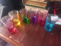 Korenis markalı renkli shot bardaklarıdır. Set, canlı renklerde tasarlanmış cam shot bardaklarından oluşmaktadır. Genellikle Kore içkisi soju, tekila veya viski servisi için kullanılır. Fotoğrafta altı farklı renkteki bardak üst üste dizilmiş şekilde görünmektedir. Bu bardaklar aynı zamanda kahve yanı su bardağı olarak da değerlendirilebilmektedir.