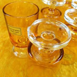 VINTAGE LUMINARC VERRERIE D'ARQUES FRANCE 6 ADET KEHRİBAR RENKLİ SHOT BARDAK , BİR TANESİNİN AYAK TABANINDA ATIK VAR