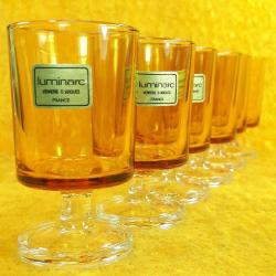 VINTAGE LUMINARC VERRERIE D'ARQUES FRANCE 6 ADET KEHRİBAR RENKLİ SHOT BARDAK , BİR TANESİNİN AYAK TABANINDA ATIK VAR