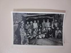 T.J.K. Ergani - Raman .... Bakır Madeni ağzında ..., 1953 '' Notlu. Toplu halde, Siyah Beyaz Fotoğraf - 6/9 cm. Kısaltma Türk Jeoloji Kurumu olabilir.