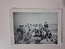 1949. Sıcak su kaynağı ziyareti, toplu halde Siyah Beyaz Fotoğraf - .5/8.5 cm.