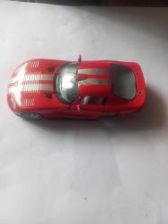 Maisto Special Edition serisine ait 1:18 ölçekli bir 1996 Dodge Viper GTS