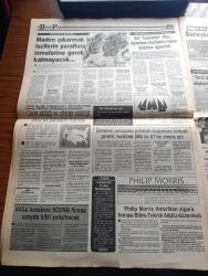 Gölge Adam Gazetesi - Turkish Newspaper - 1 8 Ekim 1990 - enerji bakanı Fahrettin Kurt erkeksen inkar etme - emanetçi Hüsamettin Cindoruk vefalı çıktı Süleyman Demirel başarılara imza atmış liderdir dedi - ünlü iş adamı Ali Koçman Türkiye'de ekonomik demokrasi sorunu var - 10 yıldır dilin manastırına kapanan yazar Murathan Mungan fotoğraf - Fatma Girik'in başarılı olması Genel Merkezi yeni arayışlara sürükledi - Zuhal Olcay Hale Soygazi Perihan Savaş SHP'den milletvekili adayı oluyor - İngilizce haber - NASA hesabına Boeing firması uzayda bitki yetiştirecek - trafik polisi Adnan Akın nasıl ördek yakalar - fotoğrafta adı SSCB büyükelçisi Albert Çernişev ile birlikte sık sık gündeme gelen Meltem Hakarar fotoğraf - Türk futbolu isporto'ya düştü - kulüplerde jübilelik yabancıların ve kalitesiz yerlilerin Karaborsası yapılıyor - kulüplerimizin Avrupa düzeneğe çıkabilmesi ekonomimizin ünlüleri Rahmi Koç Sakıp Sabancı Nejat Eczacıbaşı ve İnan Kıraç'a bağlı - Renault Mais 1990-91 Şeref kürsüsü