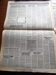 Gölge Adam Gazetesi - Turkish Newspaper - 1 8 Ekim 1990 - enerji bakanı Fahrettin Kurt erkeksen inkar etme - emanetçi Hüsamettin Cindoruk vefalı çıktı Süleyman Demirel başarılara imza atmış liderdir dedi - ünlü iş adamı Ali Koçman Türkiye'de ekonomik demokrasi sorunu var - 10 yıldır dilin manastırına kapanan yazar Murathan Mungan fotoğraf - Fatma Girik'in başarılı olması Genel Merkezi yeni arayışlara sürükledi - Zuhal Olcay Hale Soygazi Perihan Savaş SHP'den milletvekili adayı oluyor - İngilizce haber - NASA hesabına Boeing firması uzayda bitki yetiştirecek - trafik polisi Adnan Akın nasıl ördek yakalar - fotoğrafta adı SSCB büyükelçisi Albert Çernişev ile birlikte sık sık gündeme gelen Meltem Hakarar fotoğraf - Türk futbolu isporto'ya düştü - kulüplerde jübilelik yabancıların ve kalitesiz yerlilerin Karaborsası yapılıyor - kulüplerimizin Avrupa düzeneğe çıkabilmesi ekonomimizin ünlüleri Rahmi Koç Sakıp Sabancı Nejat Eczacıbaşı ve İnan Kıraç'a bağlı - Renault Mais 1990-91 Şeref kürsüsü