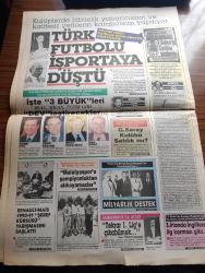 Gölge Adam Gazetesi - Turkish Newspaper - 1 8 Ekim 1990 - enerji bakanı Fahrettin Kurt erkeksen inkar etme - emanetçi Hüsamettin Cindoruk vefalı çıktı Süleyman Demirel başarılara imza atmış liderdir dedi - ünlü iş adamı Ali Koçman Türkiye'de ekonomik demokrasi sorunu var - 10 yıldır dilin manastırına kapanan yazar Murathan Mungan fotoğraf - Fatma Girik'in başarılı olması Genel Merkezi yeni arayışlara sürükledi - Zuhal Olcay Hale Soygazi Perihan Savaş SHP'den milletvekili adayı oluyor - İngilizce haber - NASA hesabına Boeing firması uzayda bitki yetiştirecek - trafik polisi Adnan Akın nasıl ördek yakalar - fotoğrafta adı SSCB büyükelçisi Albert Çernişev ile birlikte sık sık gündeme gelen Meltem Hakarar fotoğraf - Türk futbolu isporto'ya düştü - kulüplerde jübilelik yabancıların ve kalitesiz yerlilerin Karaborsası yapılıyor - kulüplerimizin Avrupa düzeneğe çıkabilmesi ekonomimizin ünlüleri Rahmi Koç Sakıp Sabancı Nejat Eczacıbaşı ve İnan Kıraç'a bağlı - Renault Mais 1990-91 Şeref kürsüsü