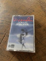 ZÜLFÜ LİVANELİ - GÖKYÜZÜ HERKESİNDİR - KASET