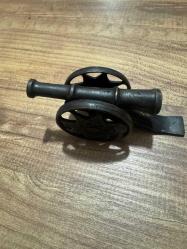 Antika Mini  Dekoratif Pirinç Masa Üstü Topu  Boy 13 cm Yükseklik 5,5 cm