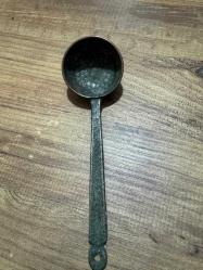 Antika El Dövmesi Bakır/Bronz Küçük Kepçe Boy 19 cm Tamamen el işçiliği ile dövülerek form verilmiş, geleneksel motiflere sahip antika servis/ölçek kepçesi Boy 19 cm