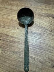 Antika El Dövmesi Bakır/Bronz Küçük Kepçe Boy 19 cm Tamamen el işçiliği ile dövülerek form verilmiş, geleneksel motiflere sahip antika servis/ölçek kepçesi Boy 19 cm