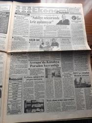 Gölge Adam Gazetesi - Turkish Newspaper - 21 28 Eylül 1992 - çıkarcı milletvekilleri ayağınızı denk alın - korkusuz bakan Cavit Çağlar yazan Nur Pınar - para krizi Türkiye'yi de peşinden sürüklüyor - en düşük asgari ücret bizde - Avrupa'nın alacağı karar Türkiye'yi nasıl etkiler - ordinaryus Lefter Küçükandonyadis 4 büyükleri uyardı dikkat kupalardan elenebiliriz - Mandela'dan zeytin dalı - tedavisi olmayan M.S. hastalığını yenen Ayşe İyison ve mucize diyeti - Beatrice Dalle sıradışı bir kişiliğe sahip Fotoğrafı - Yonca Evcimik fotoğraf - Lale Mansur filme katkısı olmayan yatak sahnesinde oynamam - dünyanın en eski sapıklığı tecavüz - tarihin tek yararlı korsanı Kristof Kolomb - İsrail başbakanı İzak Rabin Almanya'da - dedikodu rahatlatıyor ama - test erkeklerin idealindeki kadın mısınız - Botev'i tek başına yıkan Sakaryalı Türkiye'nin gözdesi kralların Kralı Aykut Kocaman Fotoğrafı - Galatasaray'da yeni dönem - kupada tur 180 dakikadır - Trabzonsporlu Ünal Karaman profesyonel değilim