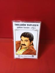 İBRAHİM TATLISES * GÜLÜM BENİM  / GÜLÜMSE BİRAZ  /  1985 YILI ORJİNAL BASIM   -  Kaset  Cok temiz sıfır  kondisyondadır. tek kusuru açılır kapanır yaprağı yoktur