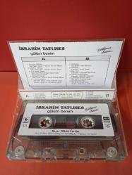 İBRAHİM TATLISES * GÜLÜM BENİM  / GÜLÜMSE BİRAZ  /  1985 YILI ORJİNAL BASIM   -  Kaset  Cok temiz sıfır  kondisyondadır. tek kusuru açılır kapanır yaprağı yoktur