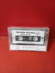 İBRAHİM TATLISES * GÜLÜM BENİM  / GÜLÜMSE BİRAZ  /  1985 YILI ORJİNAL BASIM   -  Kaset  Cok temiz sıfır  kondisyondadır. tek kusuru açılır kapanır yaprağı yoktur