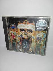 CD Michael Jackson Dangerous albümü. Orijinal. Avusturya dönem baskı. Kartonet 10/9. Cd de dinlemeyi etkilemeyen çizikler var, sorunsuz çalışıyor.