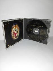 CD Michael Jackson Dangerous albümü. Orijinal. Avusturya dönem baskı. Kartonet 10/9. Cd de dinlemeyi etkilemeyen çizikler var, sorunsuz çalışıyor.