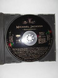 CD Michael Jackson Dangerous albümü. Orijinal. Avusturya dönem baskı. Kartonet 10/9. Cd de dinlemeyi etkilemeyen çizikler var, sorunsuz çalışıyor.