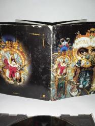 CD Michael Jackson Dangerous albümü. Orijinal. Avusturya dönem baskı. Kartonet 10/9. Cd de dinlemeyi etkilemeyen çizikler var, sorunsuz çalışıyor.