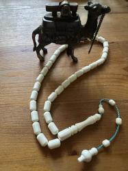 El işçiliği ile özenle hazırlanmış Deve Kemiği Tespih