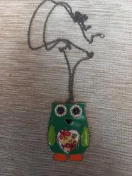 Mine işlemeli kalpleri ve boncuklarla süslenmiş Beryl modeli baykuş figürlü bir kolye