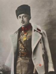 Refet Paşa.. Türk Kurtuluş Savaşı'nın önemli komutanlarından biri olan Refet Bele (Refet Paşa).  Kurtuluş Savaşı'na katılan ilk beş generalden biridir ve Mustafa Kemal Paşa ile birlikte Samsun'a çıkmıştır.  Askerlik kariyerinin yanı sıra, Cumhuriyetin ilk yıllarında İçişleri Bakanlığı ve Milli Savunma Bakanlığı gibi üst düzey görevlerde bulunmuştur.  Fotoğrafta, dönemine özgü kalpağı ve askeri üniformasıyla görülmektedir.