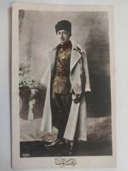 Refet Paşa.. Türk Kurtuluş Savaşı'nın önemli komutanlarından biri olan Refet Bele (Refet Paşa).  Kurtuluş Savaşı'na katılan ilk beş generalden biridir ve Mustafa Kemal Paşa ile birlikte Samsun'a çıkmıştır.  Askerlik kariyerinin yanı sıra, Cumhuriyetin ilk yıllarında İçişleri Bakanlığı ve Milli Savunma Bakanlığı gibi üst düzey görevlerde bulunmuştur.  Fotoğrafta, dönemine özgü kalpağı ve askeri üniformasıyla görülmektedir.