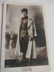 Refet Paşa.. Türk Kurtuluş Savaşı'nın önemli komutanlarından biri olan Refet Bele (Refet Paşa).  Kurtuluş Savaşı'na katılan ilk beş generalden biridir ve Mustafa Kemal Paşa ile birlikte Samsun'a çıkmıştır.  Askerlik kariyerinin yanı sıra, Cumhuriyetin ilk yıllarında İçişleri Bakanlığı ve Milli Savunma Bakanlığı gibi üst düzey görevlerde bulunmuştur.  Fotoğrafta, dönemine özgü kalpağı ve askeri üniformasıyla görülmektedir.