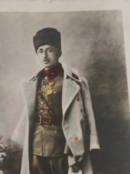 Refet Paşa.. Türk Kurtuluş Savaşı'nın önemli komutanlarından biri olan Refet Bele (Refet Paşa).  Kurtuluş Savaşı'na katılan ilk beş generalden biridir ve Mustafa Kemal Paşa ile birlikte Samsun'a çıkmıştır.  Askerlik kariyerinin yanı sıra, Cumhuriyetin ilk yıllarında İçişleri Bakanlığı ve Milli Savunma Bakanlığı gibi üst düzey görevlerde bulunmuştur.  Fotoğrafta, dönemine özgü kalpağı ve askeri üniformasıyla görülmektedir.