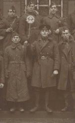 BİRİNCİ DÜNYA SAVAŞI / PÜSKÜLLÜ ŞAPKALI ALMAN ASKERLERİNİN TOPLU FOTOĞRAFI...