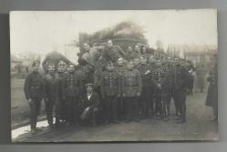 1.DÜNYA SAVAŞI / PÜSKÜLLÜ ŞAPKALI ALMAN ASKERLERİNİN TREN ÖNÜNDE TOPLU FOTOĞRAFI...