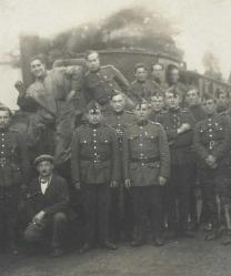 1.DÜNYA SAVAŞI / PÜSKÜLLÜ ŞAPKALI ALMAN ASKERLERİNİN TREN ÖNÜNDE TOPLU FOTOĞRAFI...