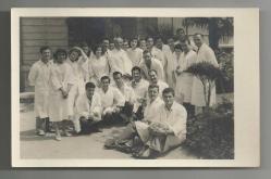 KÜRSÜ BAŞKANI DOKTOR VE STAJYER DOKTORLAR BAHÇE HATIRA FOTOĞRAF...