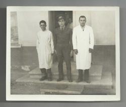 BİR SUBAY VE ASKERİ TIBBİ GÖREVLİLER FOTOĞRAF...