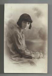 OSMANLICA GOFRE STÜDYO ADI YAZILI OLAN KISA SAÇLI GENÇ KIZ FOTOĞRAFI...