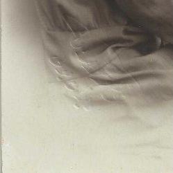 OSMANLICA GOFRE STÜDYO ADI YAZILI OLAN KISA SAÇLI GENÇ KIZ FOTOĞRAFI...