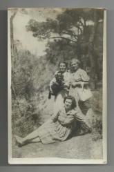 KUCAKTA KÖPEK VE KADINLAR TEMALI ESKİ FOTOĞRAF...