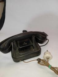Antika telefon oldukça eskilerden. Yugoslavya imali. bagalit kasa. kırık çatlakları var. sabit hat olmadığı için deneme yapılmadı  Dekorluk olarak resimlerdeki hâliyle satışta  #tdkoleksiyontelefon
