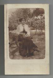 BAHÇEDE ELİNDE KİTABIYLA KISA SAÇLI GENÇ KIZ FOTOĞRAFI...