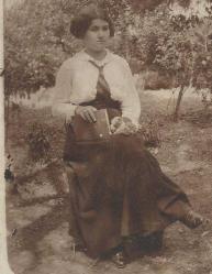 BAHÇEDE ELİNDE KİTABIYLA KISA SAÇLI GENÇ KIZ FOTOĞRAFI...