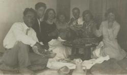 YER SOFRASINDA MEYVELERİNİ YİYEN AİLE FOTOĞRAFI...