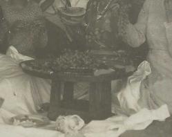 YER SOFRASINDA MEYVELERİNİ YİYEN AİLE FOTOĞRAFI...