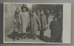 1945 SENESİ ANNE VE OKULLU ÇOCUKLARI FOTOĞRAF...