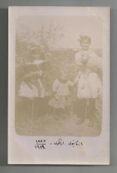 OSMANLICA YAZILI KUCAKTA KUZULARI OLAN ÇOCUKLAR FOTOĞRAFI...