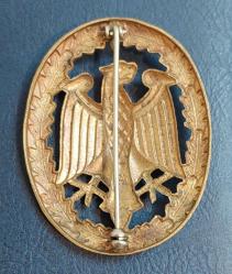Almanya, Eski Batı Alman Silahlı Kuvvetleri Yeterlilik Rozeti. (Bundeswehr) Alman Silahlı Kuvvetleri'ndeki Birlik Hizmetinde Gösterilen Özel Başarılar İçin Verilen Yaka Rozeti/Broş. (Altın Renkli/İğneli Rozet) 1960-1980'ler. (42×53 mm)