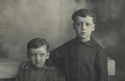 ARKASI OSMANLICA YAZILI İKİ ERKEK KARDEŞ FOTOĞRAFI...