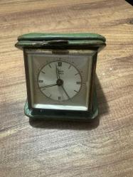 Antika Değeri Yüksek Hermes Seyahat Saati (Made in Germany) Koleksiyonluk veya dekoratif amaçlı kullanıma uygun, klasik yeşil deri kapaklı kutusunda Hermes marka kurmalı seyahat saati. 1950-60’lı yılların estetiğini yansıtan bu parça, nostalji sevenler için eşsiz bir objedir. Çalışır durumda