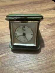 Antika Değeri Yüksek Hermes Seyahat Saati (Made in Germany) Koleksiyonluk veya dekoratif amaçlı kullanıma uygun, klasik yeşil deri kapaklı kutusunda Hermes marka kurmalı seyahat saati. 1950-60’lı yılların estetiğini yansıtan bu parça, nostalji sevenler için eşsiz bir objedir. Çalışır durumda