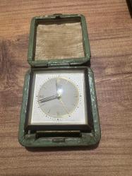 Antika Değeri Yüksek Hermes Seyahat Saati (Made in Germany) Koleksiyonluk veya dekoratif amaçlı kullanıma uygun, klasik yeşil deri kapaklı kutusunda Hermes marka kurmalı seyahat saati. 1950-60’lı yılların estetiğini yansıtan bu parça, nostalji sevenler için eşsiz bir objedir. Çalışır durumda